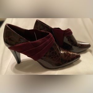 Gorgeous NEW Impo Stretch Brown Bordeaux Crocodile Embossed 3” Heel size 9 1/2”